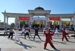 0502-观众学练太极拳.JPG