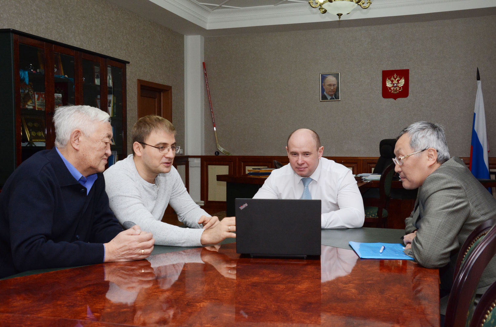 Декан юридического факультета омгу. Декан физико-технического факультета. Декан бгу. Шидловский андрей викторович. Декан бгу 1998.