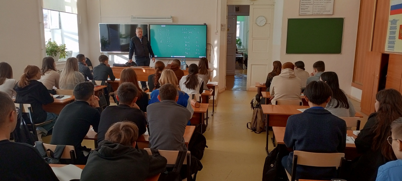 преподаватели математики мгпу. преподаватель у доски. вузы преподаватель математики. преподавательница вуза. женщина преподаватель вуза.